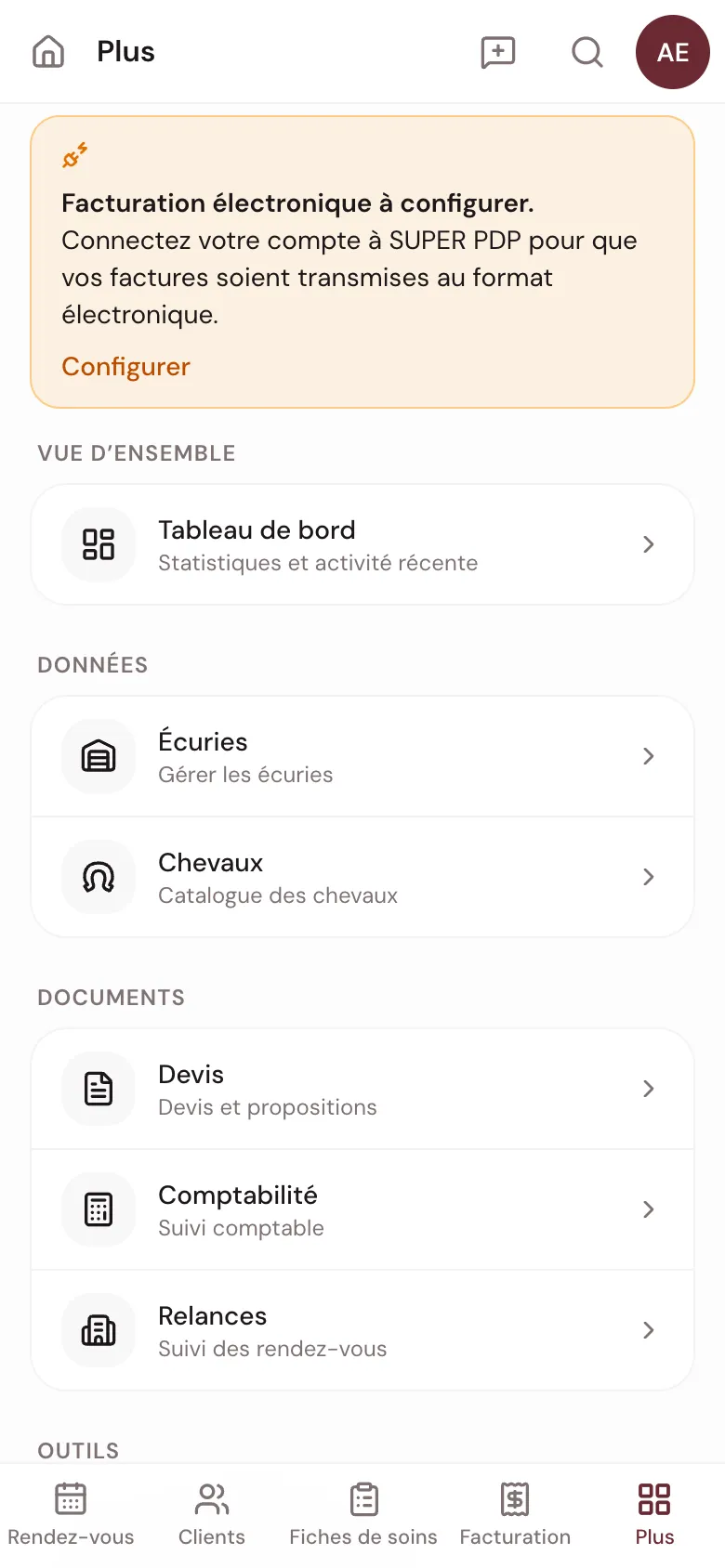 La page Plus sur téléphone, avec les cinq onglets alignés en bas de l’écran